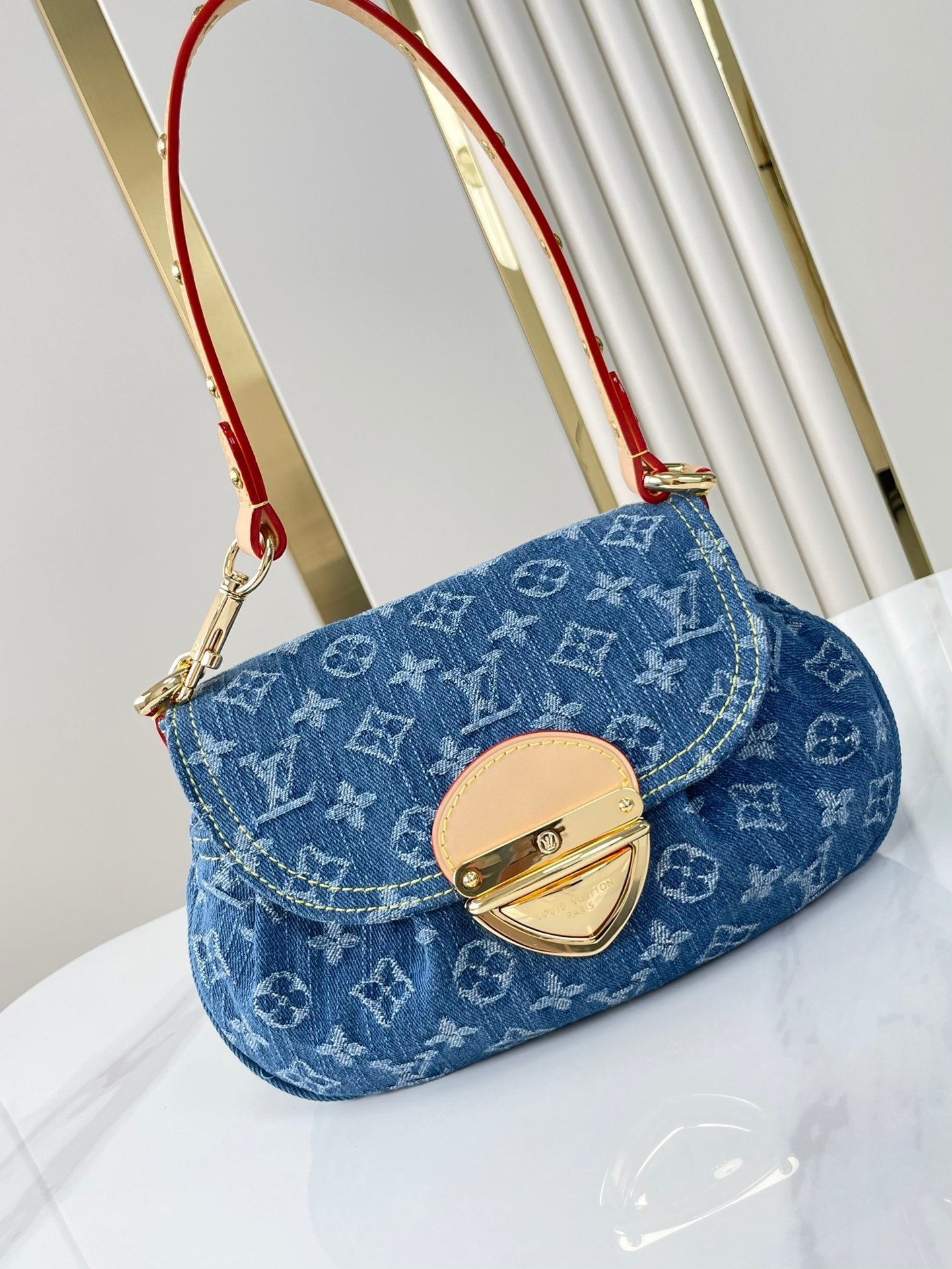 SUNSET 27 EN DENIM MONOGRAMME BLEU BOUCLE OR