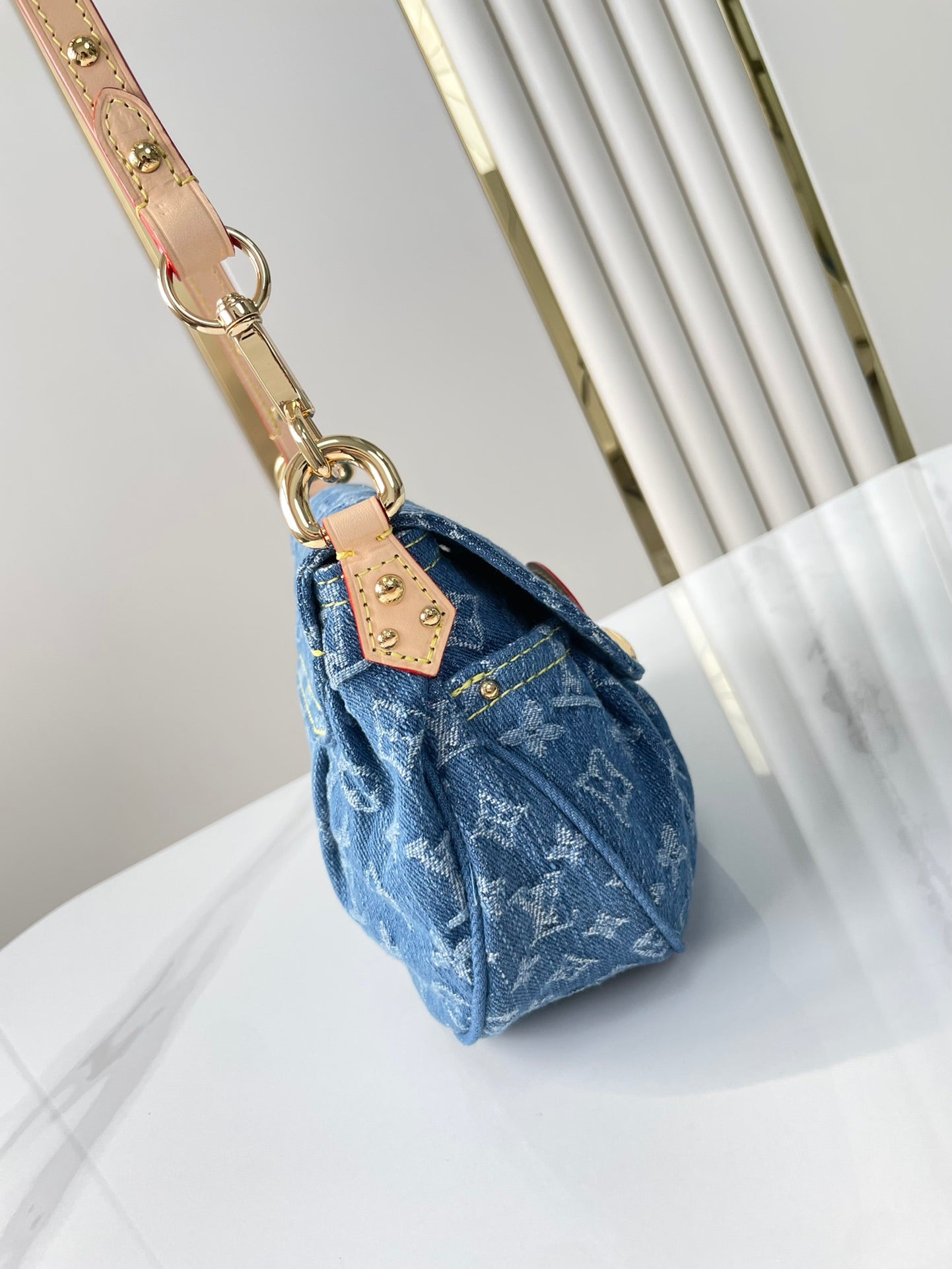 SUNSET 27 EN DENIM MONOGRAMME BLEU BOUCLE OR