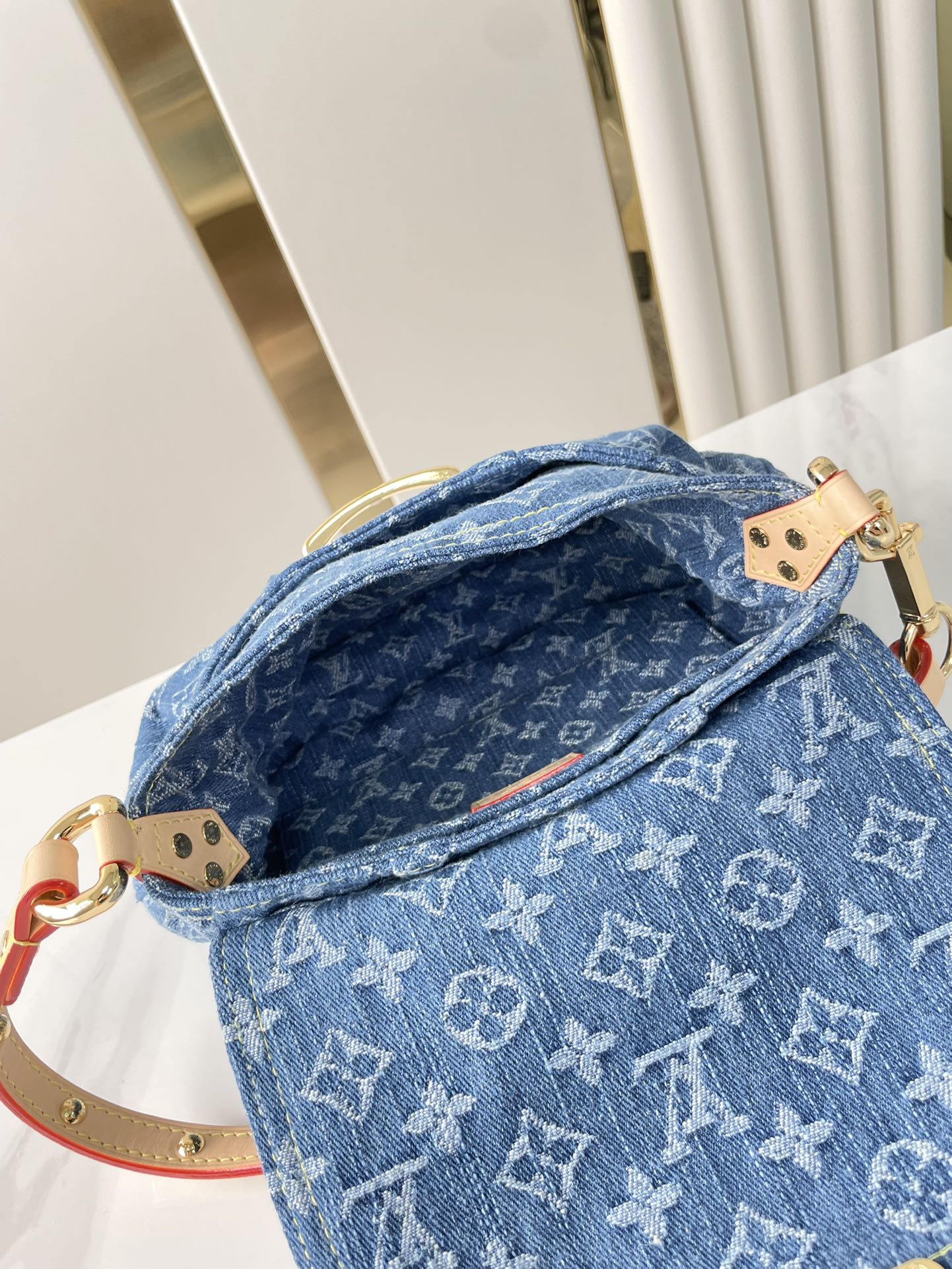 SUNSET 27 EN DENIM MONOGRAMME BLEU BOUCLE OR