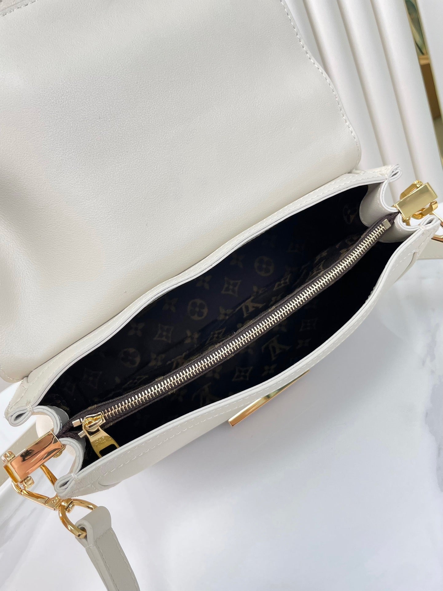 DAUPHINE SOFT MM 24 EN CUIR D'AGNEAU LISSE BLANC QUINCAILLERIE DORÉ