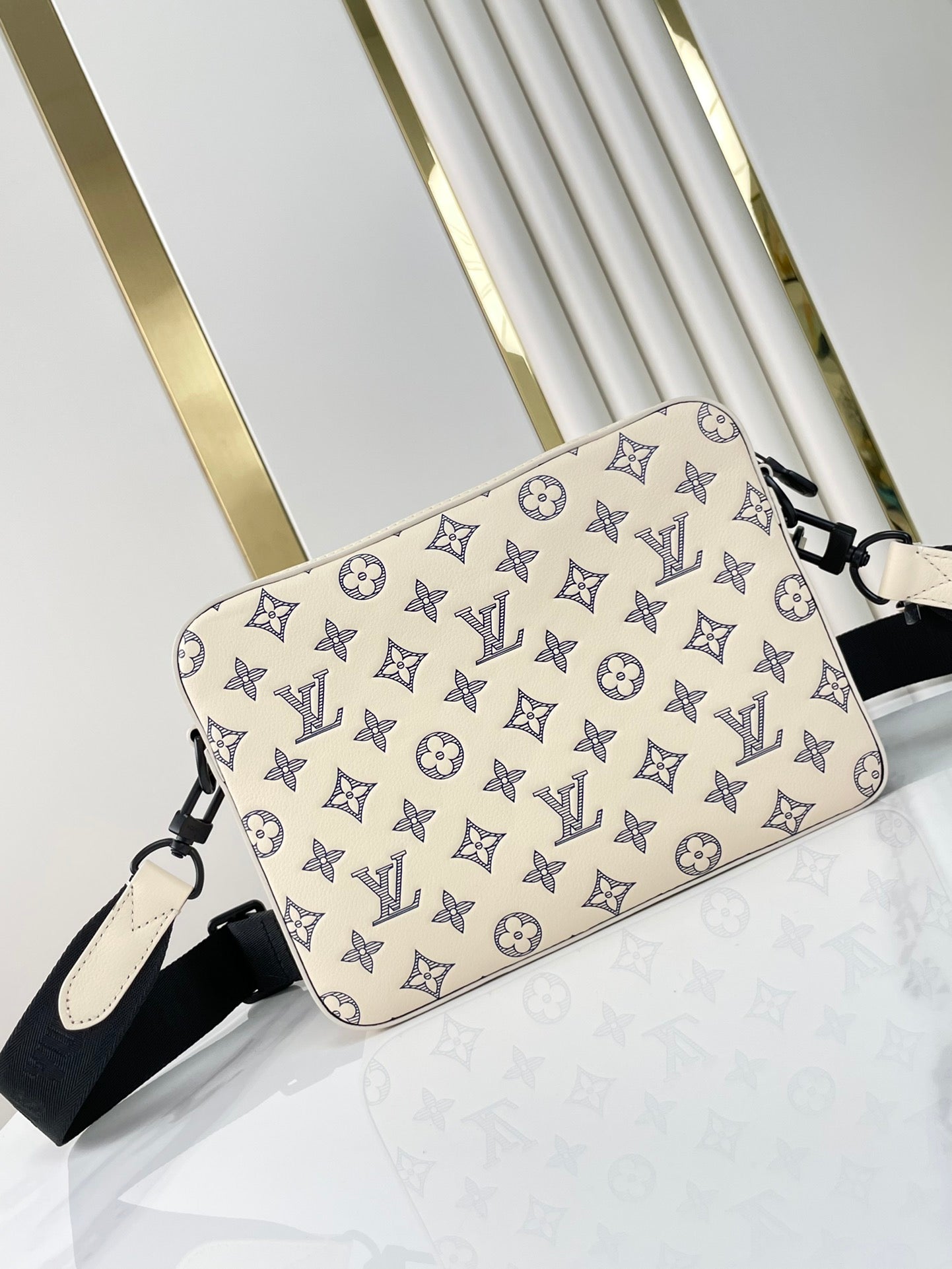 Sac messager Trio 25 en cuir de veau crème et bleu avec monogramme ombré