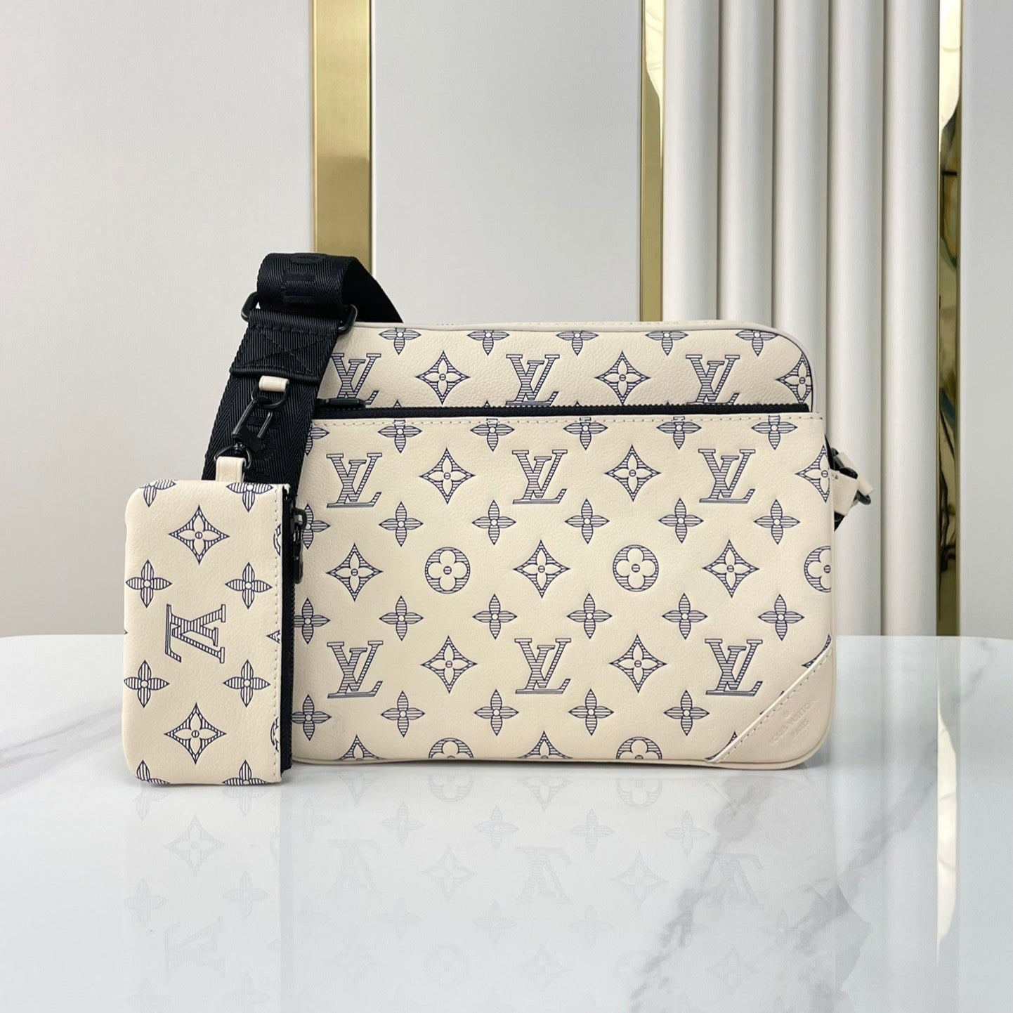 Sac messager Trio 25 en cuir de veau crème et bleu avec monogramme ombré