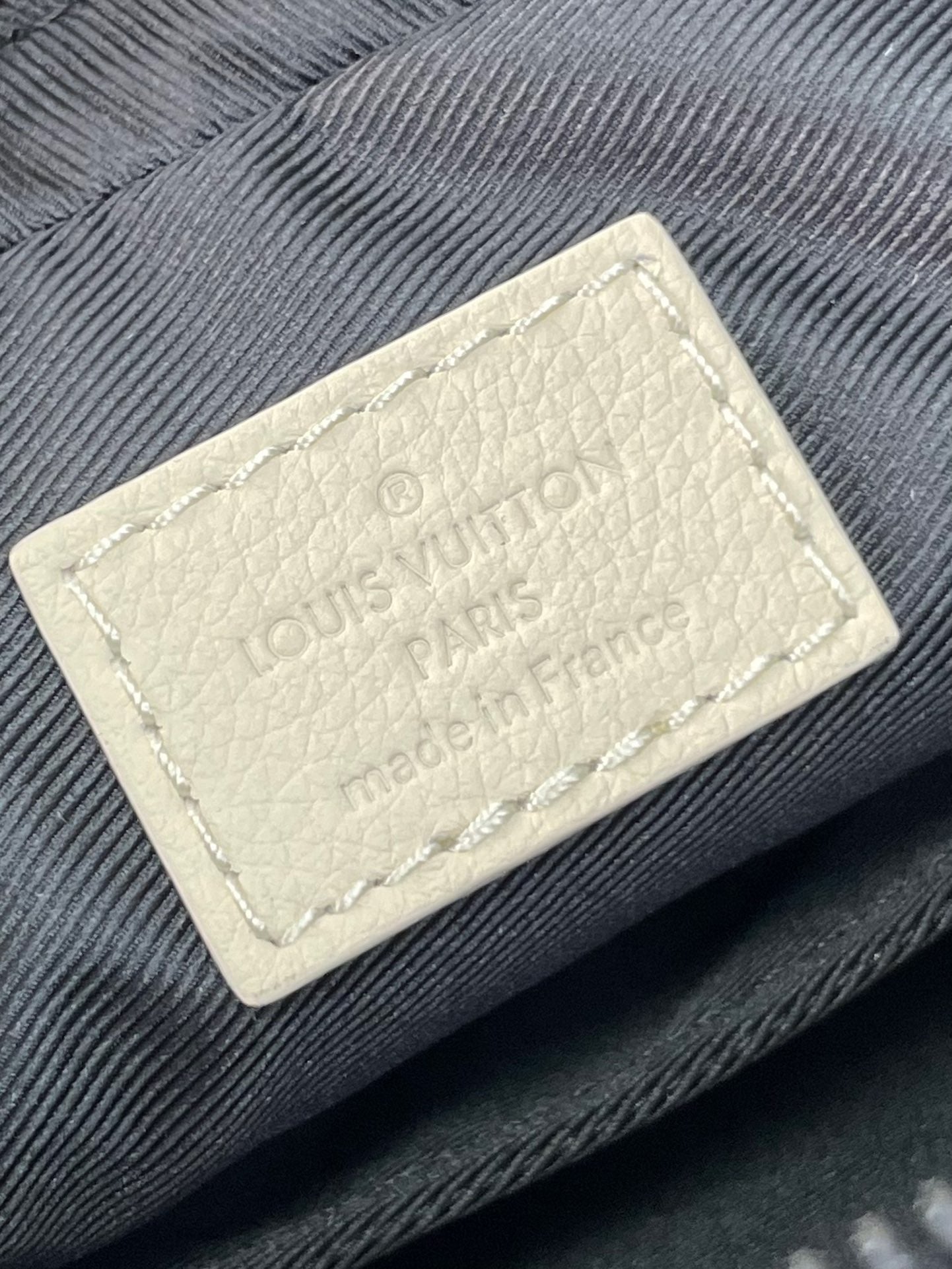 Sac messager Trio 25 en cuir de veau crème et bleu avec monogramme ombré