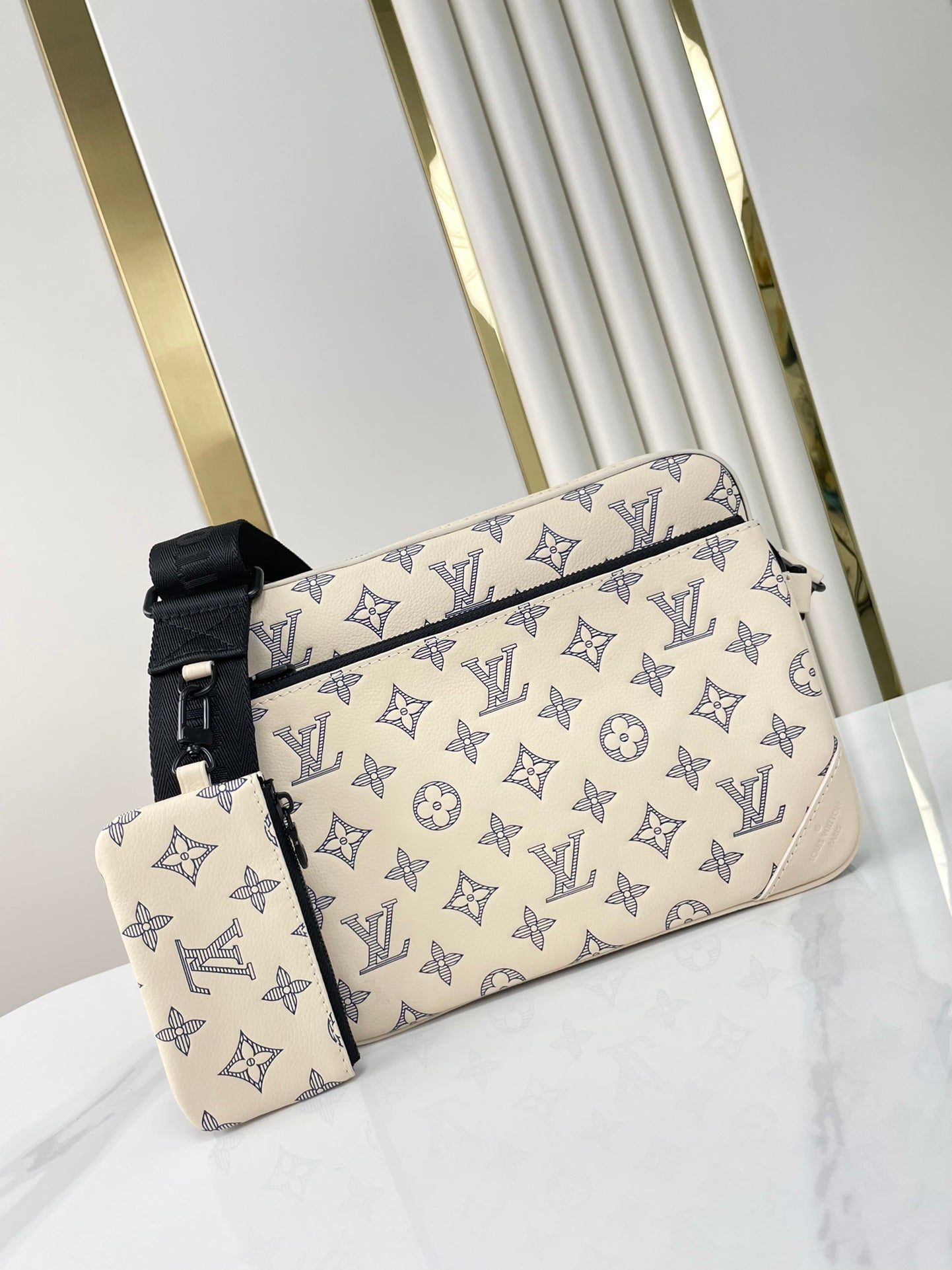 Sac messager Trio 25 en cuir de veau crème et bleu avec monogramme ombré