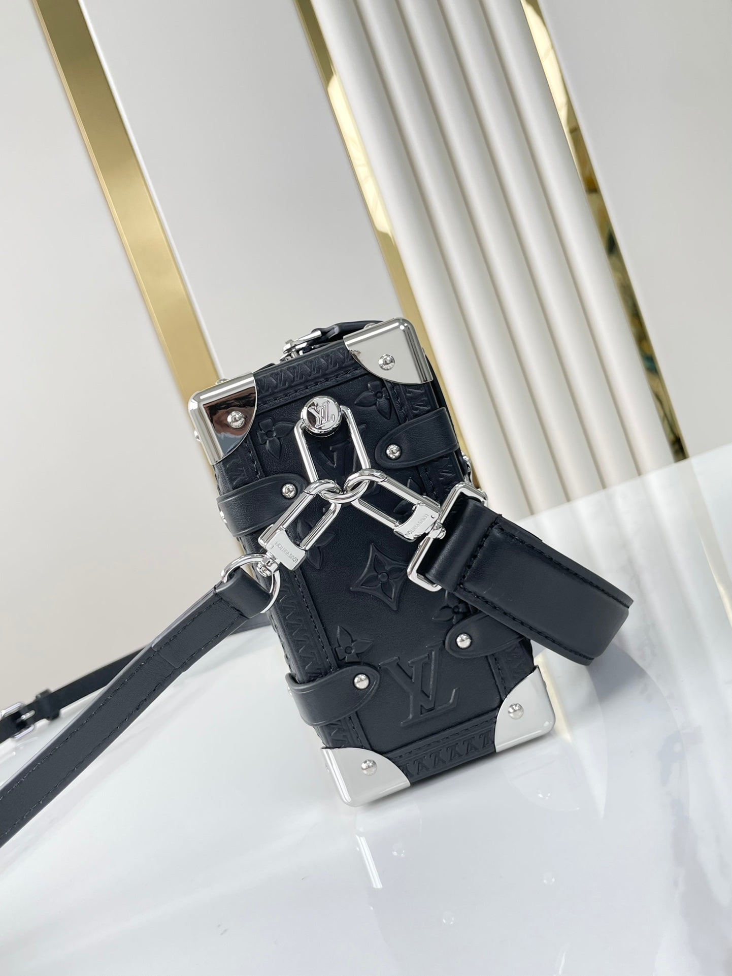 COFFRE LATÉRAL 21 EN CUIR DE VEAU ESTAMPÉ MONOGRAMME NOIR QUINCAILLERIE ARGENTÉE