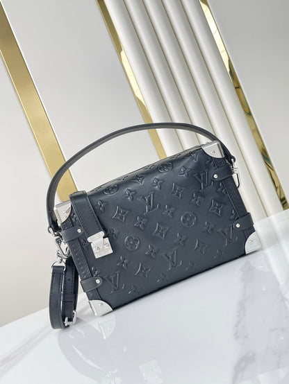 COFFRE LATÉRAL 21 EN CUIR DE VEAU ESTAMPÉ MONOGRAMME NOIR QUINCAILLERIE ARGENTÉE