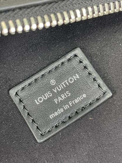 COFFRE LATÉRAL 21 EN CUIR DE VEAU ESTAMPÉ MONOGRAMME NOIR QUINCAILLERIE ARGENTÉE