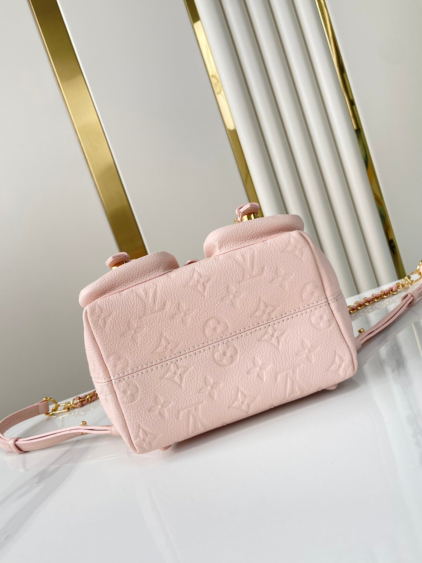 SAC À DOS DE SECOURS 22 EN CUIR EMPREINTE MONOGRAMME ROSE CLAIR