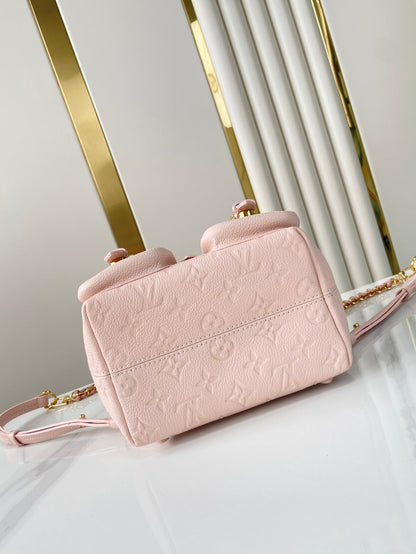 SAC À DOS DE SECOURS 22 EN CUIR EMPREINTE MONOGRAMME ROSE CLAIR