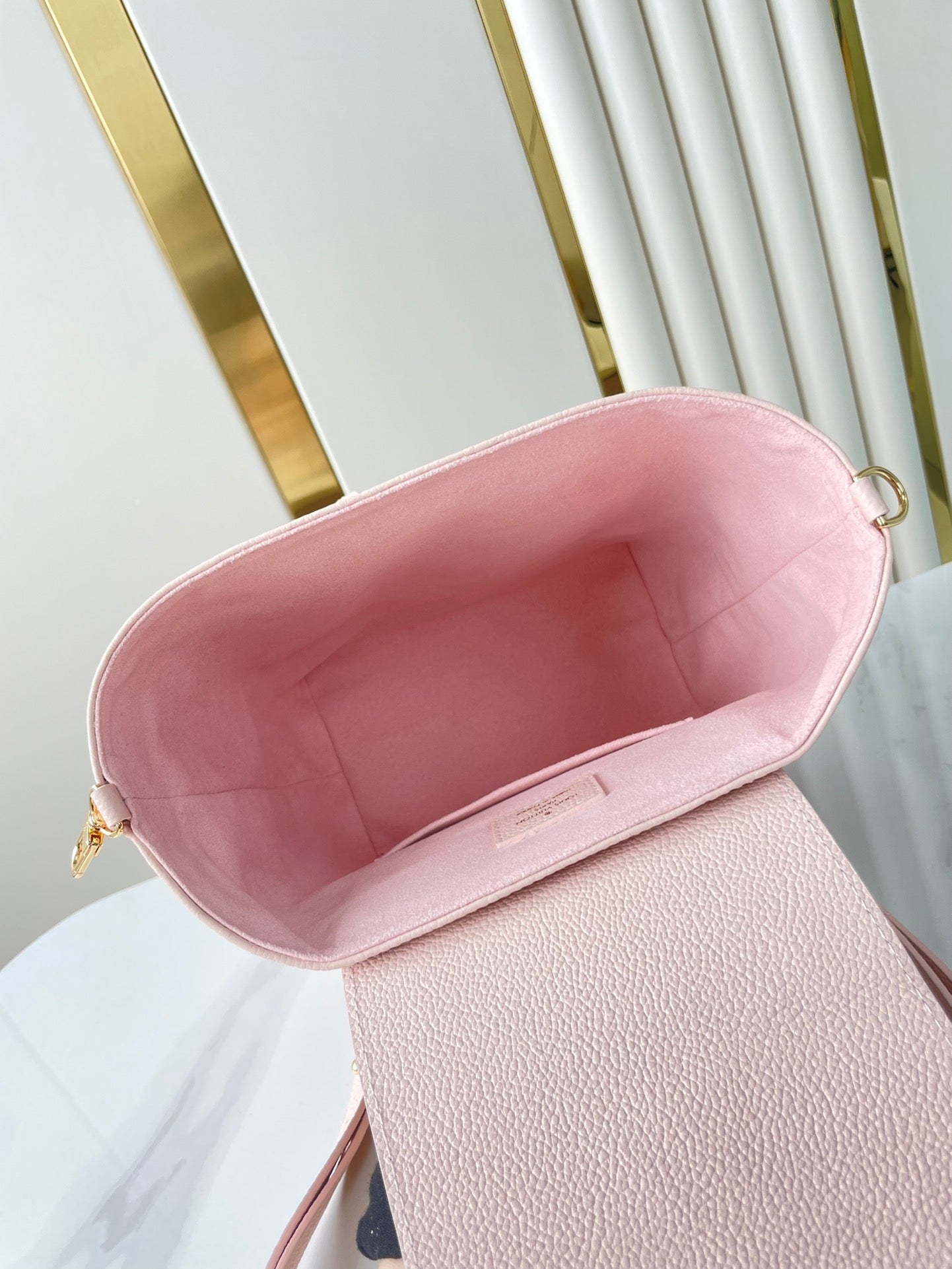 SAC À DOS DE SECOURS 22 EN CUIR EMPREINTE MONOGRAMME ROSE CLAIR