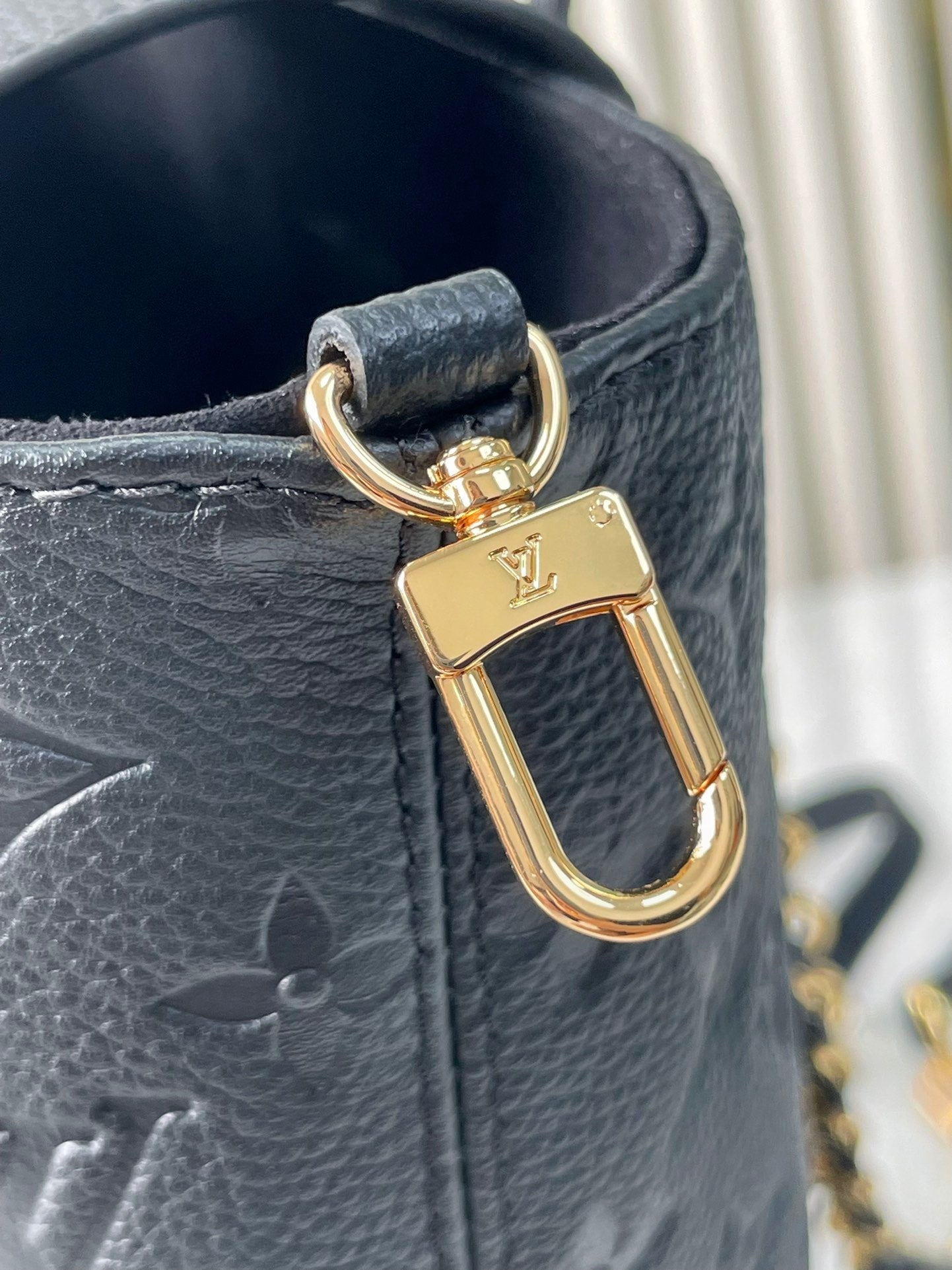 SAC À DOS DE SECOURS 22 EN CUIR EMPREINTE MONOGRAMME NOIR