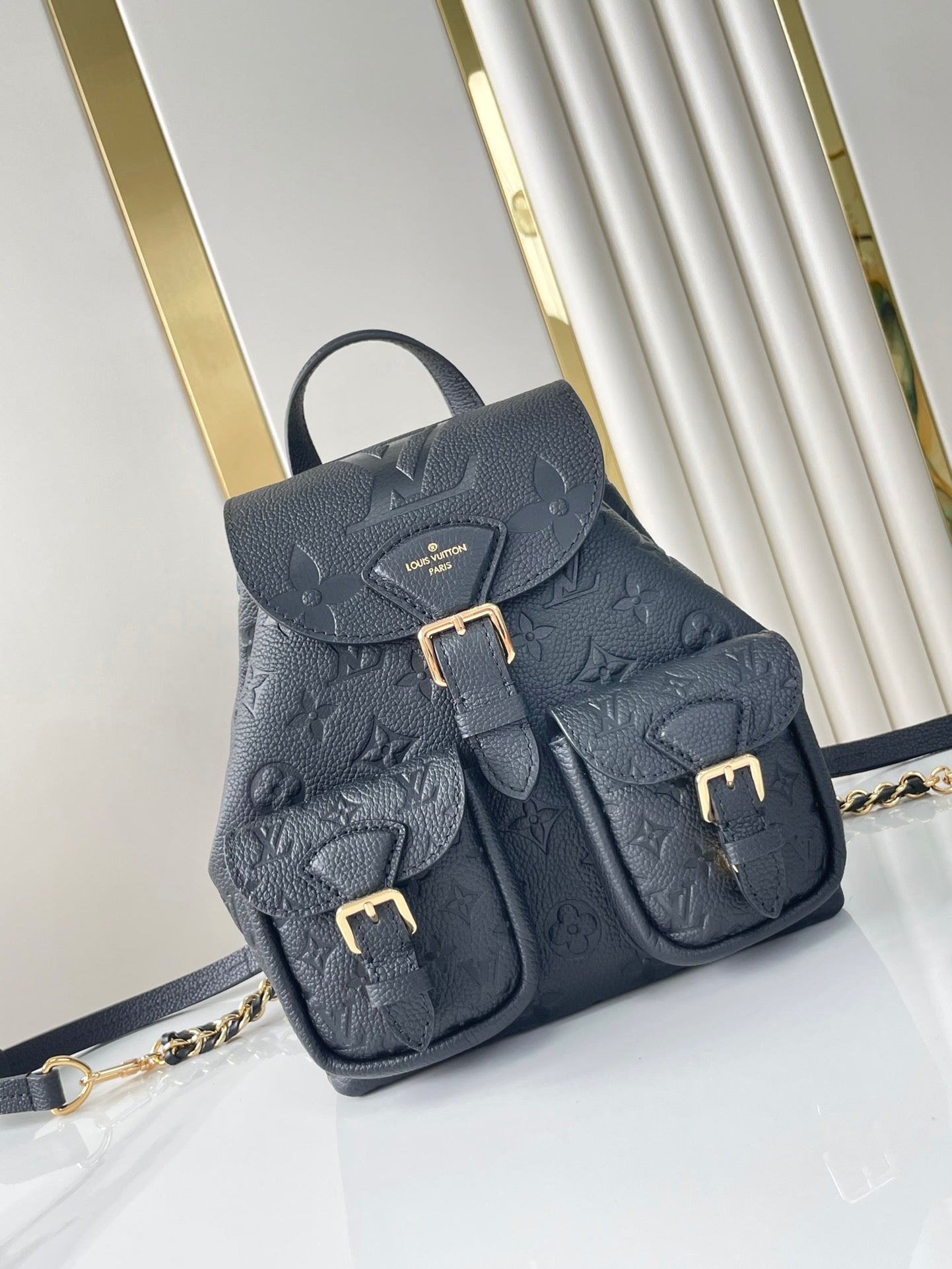 SAC À DOS DE SECOURS 22 EN CUIR EMPREINTE MONOGRAMME NOIR