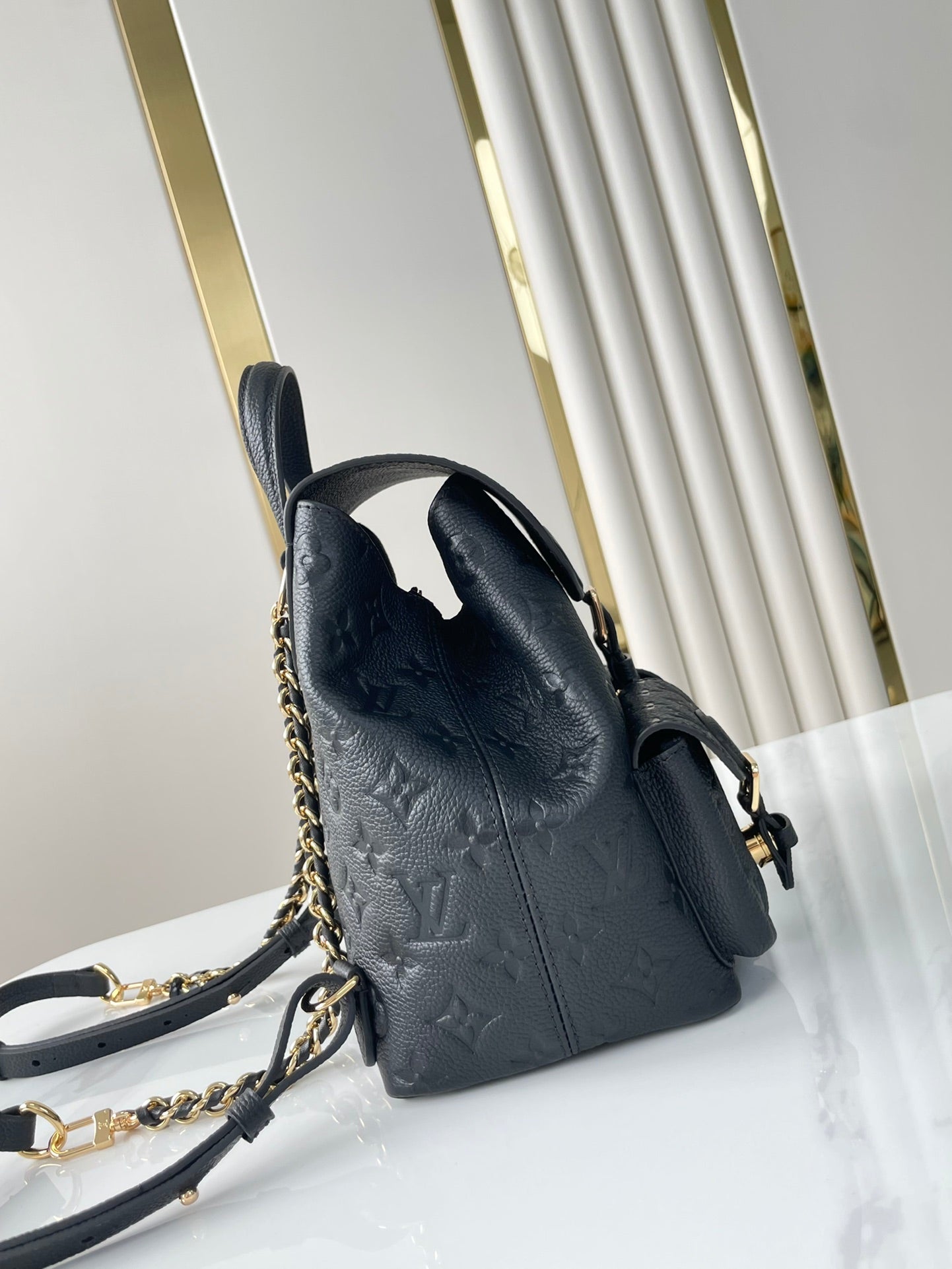 SAC À DOS DE SECOURS 22 EN CUIR EMPREINTE MONOGRAMME NOIR