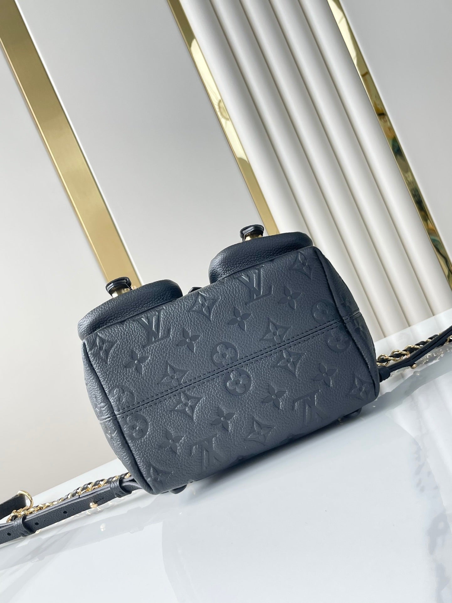 SAC À DOS DE SECOURS 22 EN CUIR EMPREINTE MONOGRAMME NOIR