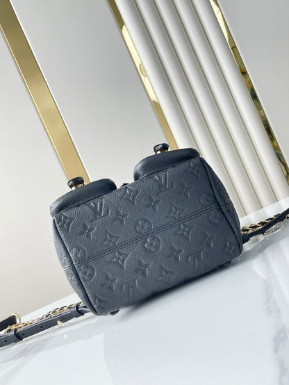 SAC À DOS DE SECOURS 22 EN CUIR EMPREINTE MONOGRAMME NOIR