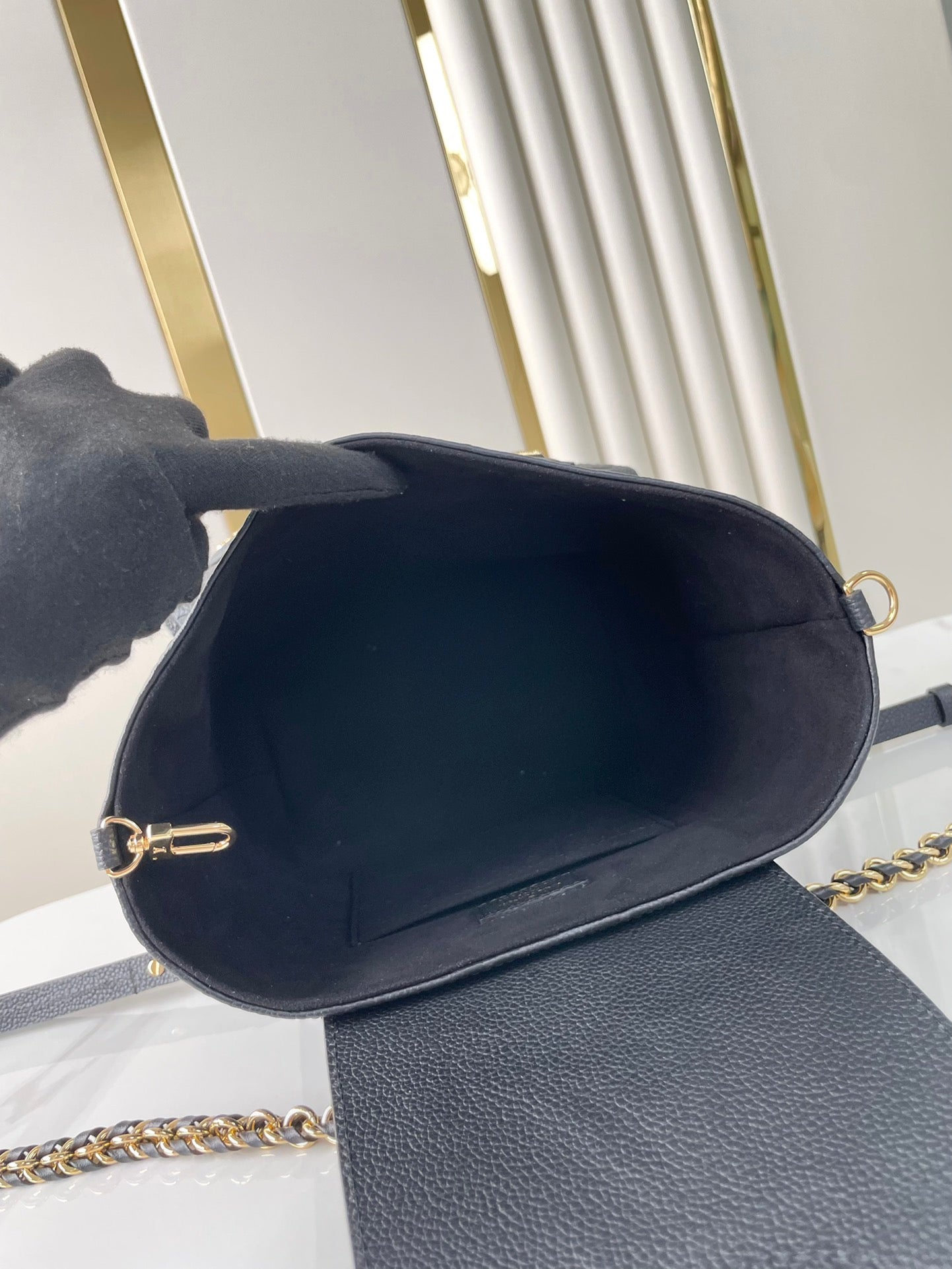 SAC À DOS DE SECOURS 22 EN CUIR EMPREINTE MONOGRAMME NOIR