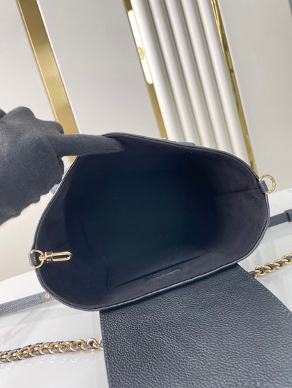 SAC À DOS DE SECOURS 22 EN CUIR EMPREINTE MONOGRAMME NOIR