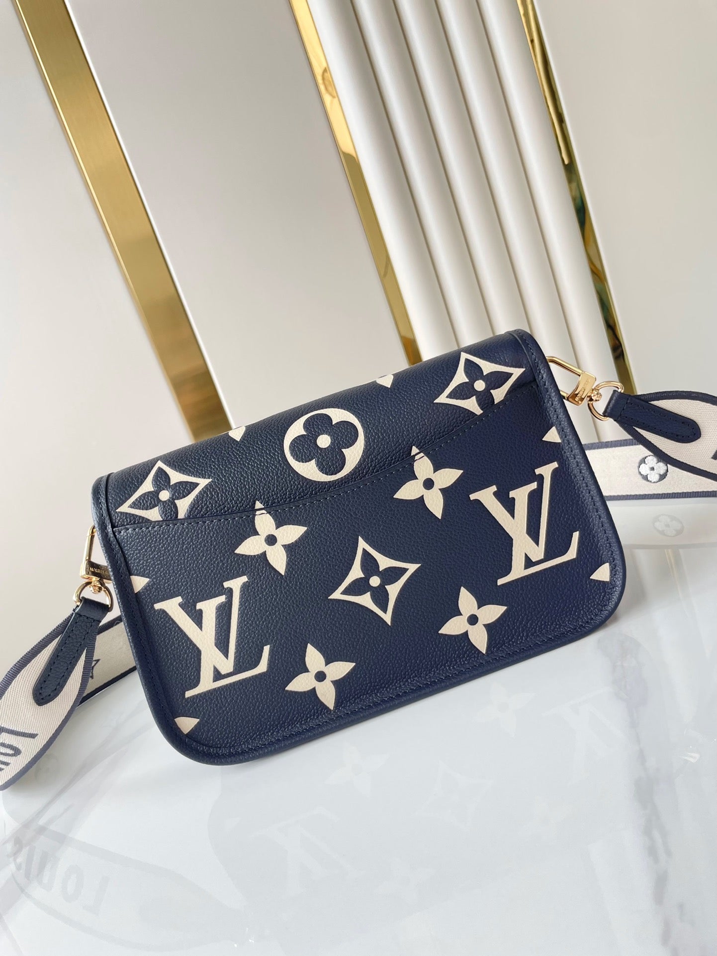 DIANE 23 EN CUIR EMPREINTE MONOGRAMME BLEU MARINE FONCÉ CRÈME
