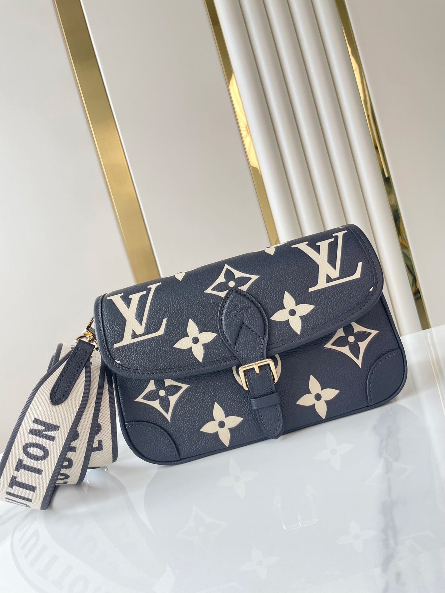 DIANE 23 EN CUIR EMPREINTE MONOGRAMME BLEU MARINE FONCÉ CRÈME