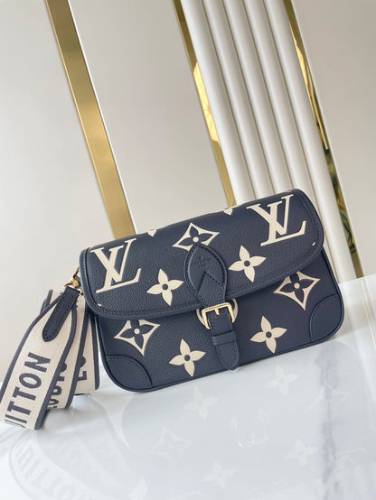 DIANE 23 EN CUIR EMPREINTE MONOGRAMME BLEU MARINE FONCÉ CRÈME