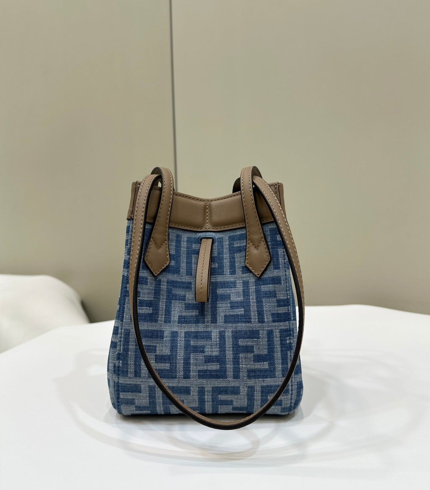 FENDI ORIGAMI MINI 19 EN DENIM MONOGRAMME BLEU VRAI AVEC BANDOULIÈRE EN CUIR DE VEAU