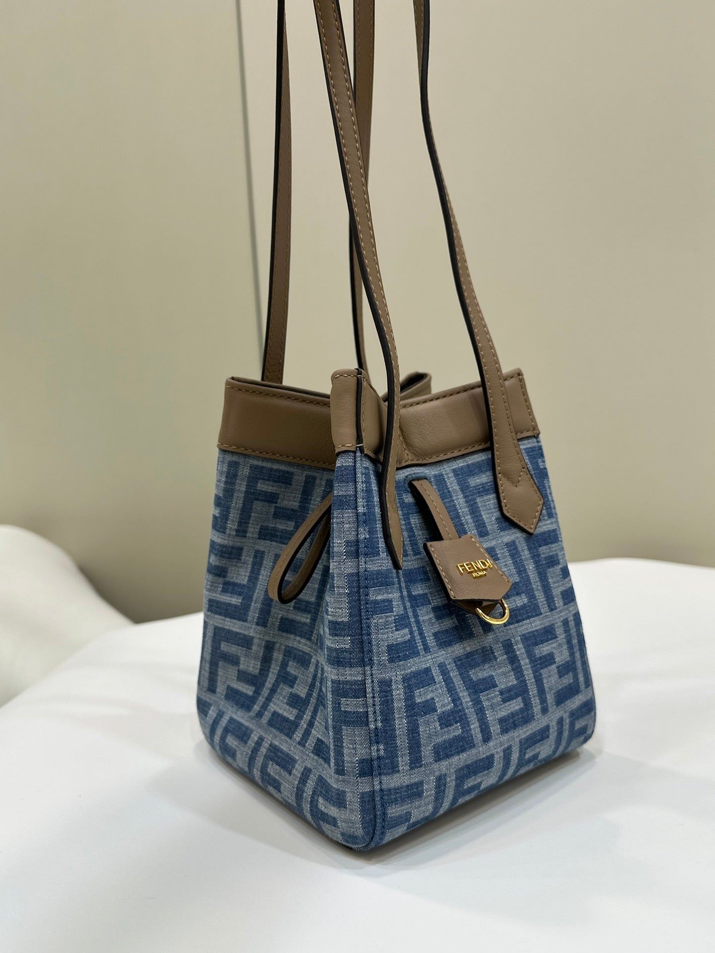 FENDI ORIGAMI MINI 19 EN DENIM MONOGRAMME BLEU VRAI AVEC BANDOULIÈRE EN CUIR DE VEAU