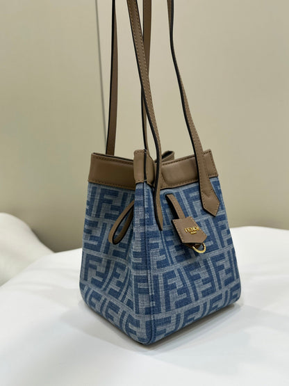 FENDI ORIGAMI MINI 19 EN DENIM MONOGRAMME BLEU VRAI AVEC BANDOULIÈRE EN CUIR DE VEAU