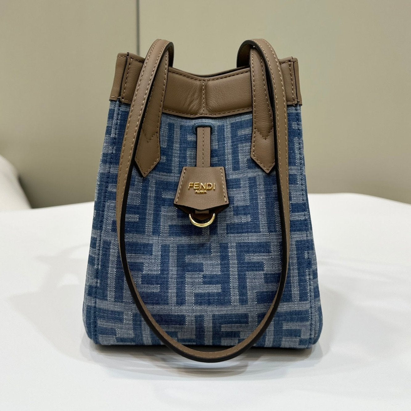 FENDI ORIGAMI MINI 19 EN DENIM MONOGRAMME BLEU VRAI AVEC BANDOULIÈRE EN CUIR DE VEAU