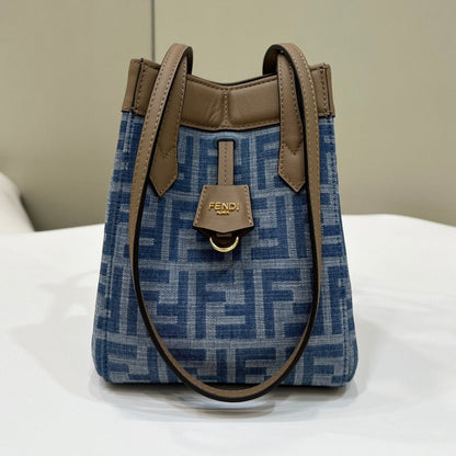 FENDI ORIGAMI MINI 19 EN DENIM MONOGRAMME BLEU VRAI AVEC BANDOULIÈRE EN CUIR DE VEAU