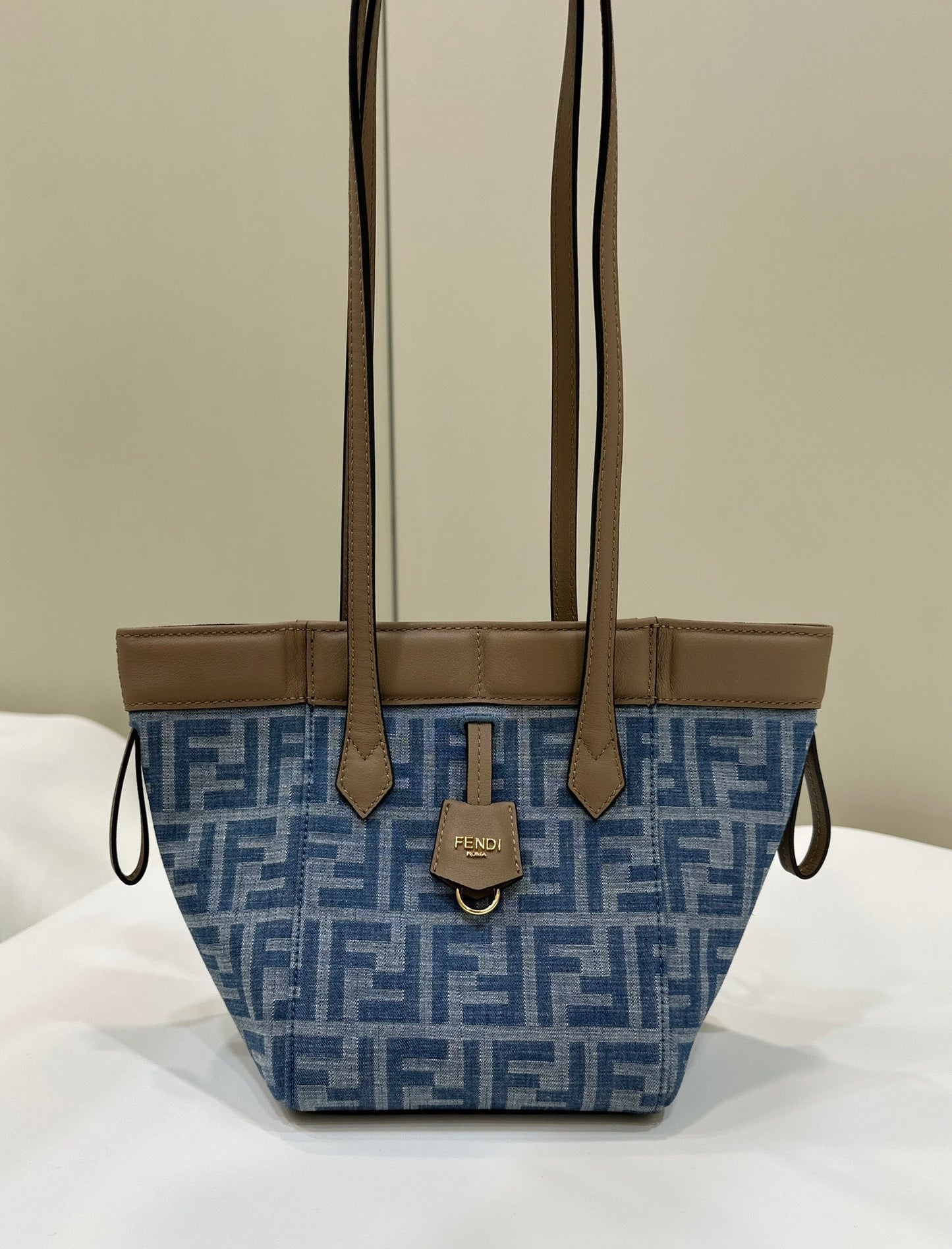 FENDI ORIGAMI MINI 19 EN DENIM MONOGRAMME BLEU VRAI AVEC BANDOULIÈRE EN CUIR DE VEAU