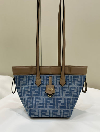 FENDI ORIGAMI MINI 19 EN DENIM MONOGRAMME BLEU VRAI AVEC BANDOULIÈRE EN CUIR DE VEAU
