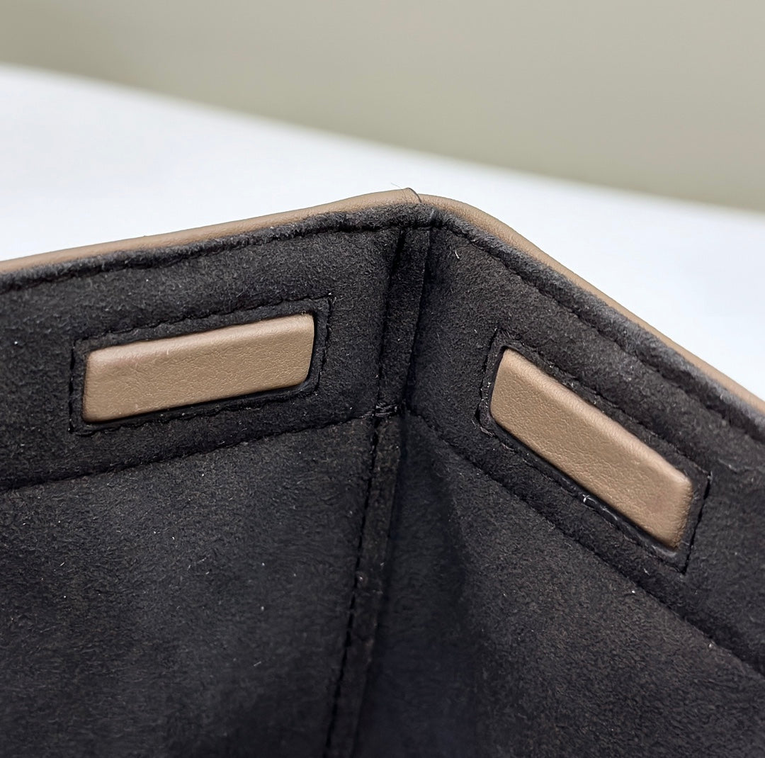 FENDI ORIGAMI MINI 19 EN DENIM MONOGRAMME BLEU VRAI AVEC BANDOULIÈRE EN CUIR DE VEAU