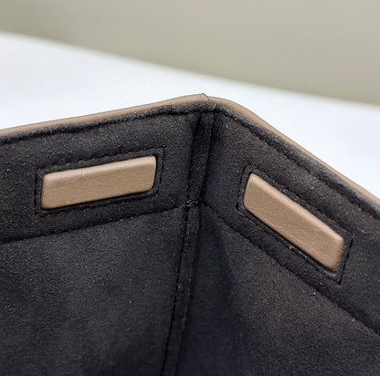 FENDI ORIGAMI MINI 19 EN DENIM MONOGRAMME BLEU VRAI AVEC BANDOULIÈRE EN CUIR DE VEAU