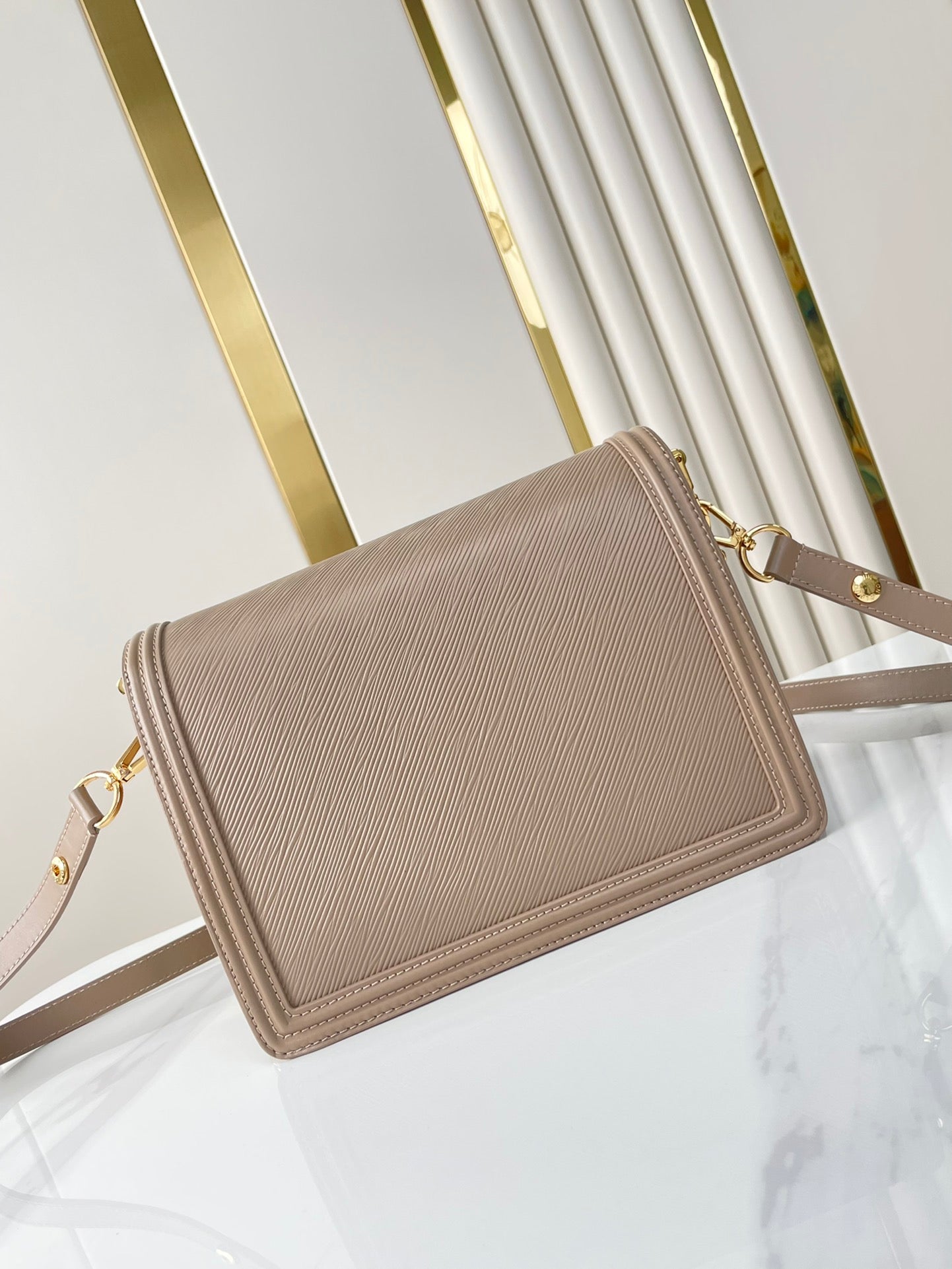 DAUPHINE MM 25 EN CUIR DE VEAU GRAINÉ ÉPI MARRON MOYEN, ACIER DORÉ