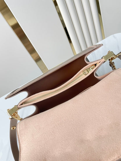 DAUPHINE MM 25 EN CUIR DE VEAU GRAINÉ ÉPI MARRON MOYEN, ACIER DORÉ