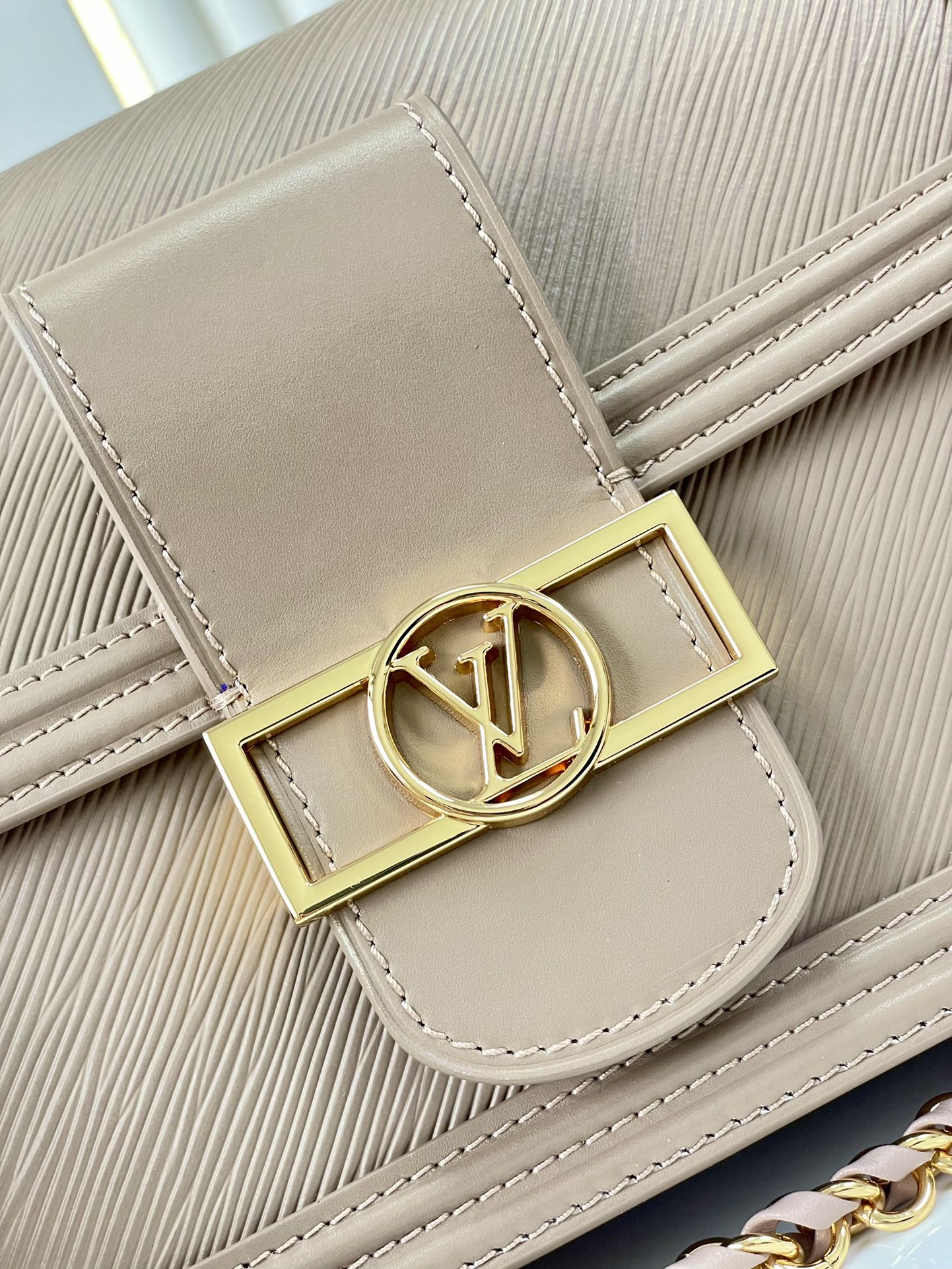 DAUPHINE MM 25 EN CUIR DE VEAU GRAINÉ ÉPI MARRON MOYEN, ACIER DORÉ