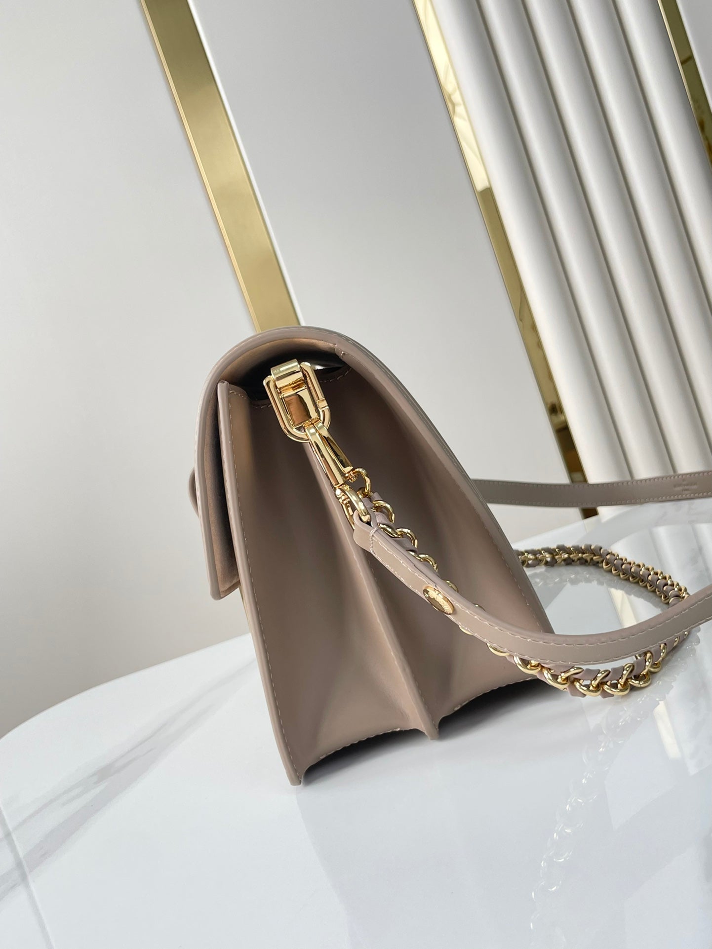 DAUPHINE MM 25 EN CUIR DE VEAU GRAINÉ ÉPI MARRON MOYEN, ACIER DORÉ