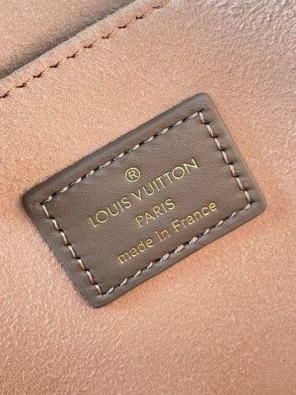 DAUPHINE MM 25 EN CUIR DE VEAU GRAINÉ ÉPI MARRON MOYEN, ACIER DORÉ