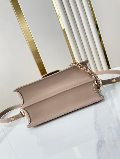DAUPHINE MM 25 EN CUIR DE VEAU GRAINÉ ÉPI MARRON MOYEN, ACIER DORÉ