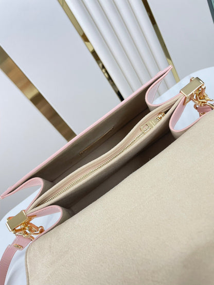 DAUPHINE MM 25 EN CUIR DE VEAU GRAINÉ ÉPI ROSE CLAIR, ACIER DORÉ