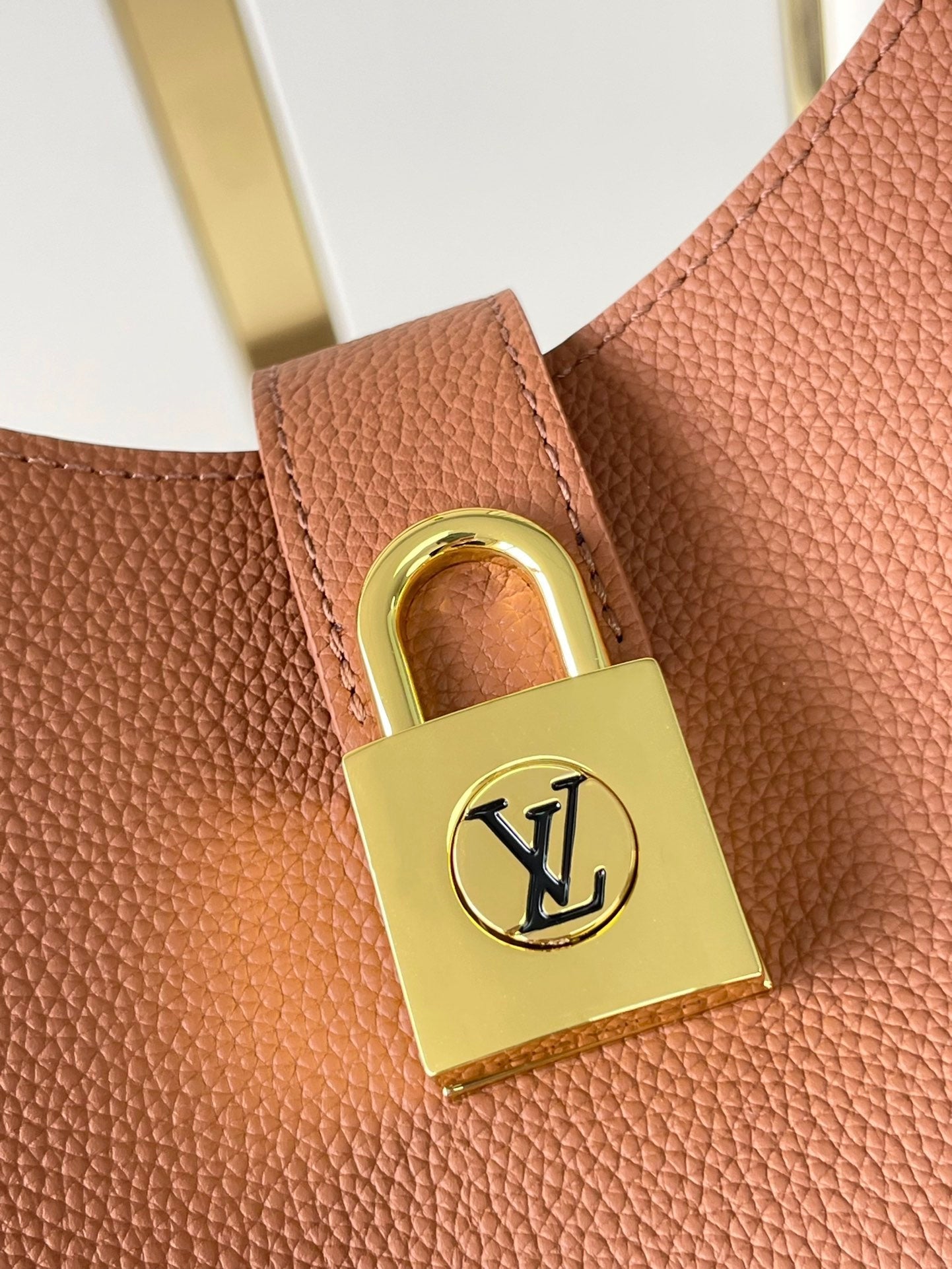 SAC À BANDOULIÈRE DISCRET 26 EN CUIR DE VEAU GRAINÉ COGNAC BOUCLE DORÉE
