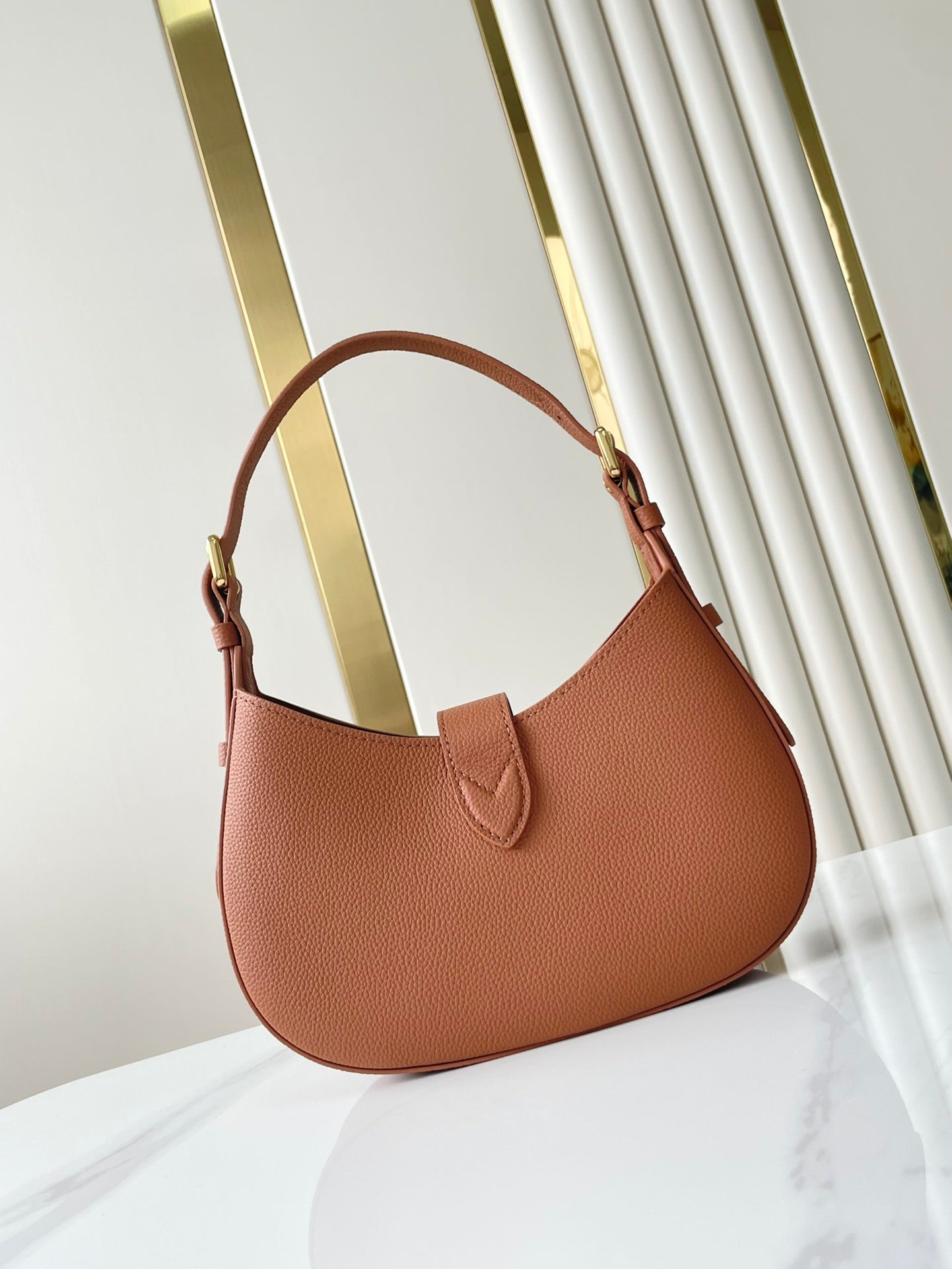 SAC À BANDOULIÈRE DISCRET 26 EN CUIR DE VEAU GRAINÉ COGNAC BOUCLE DORÉE