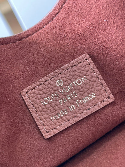 SAC À BANDOULIÈRE DISCRET 26 EN CUIR DE VEAU GRAINÉ COGNAC BOUCLE DORÉE