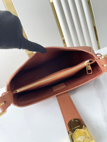 SAC À BANDOULIÈRE DISCRET 26 EN CUIR DE VEAU GRAINÉ COGNAC BOUCLE DORÉE