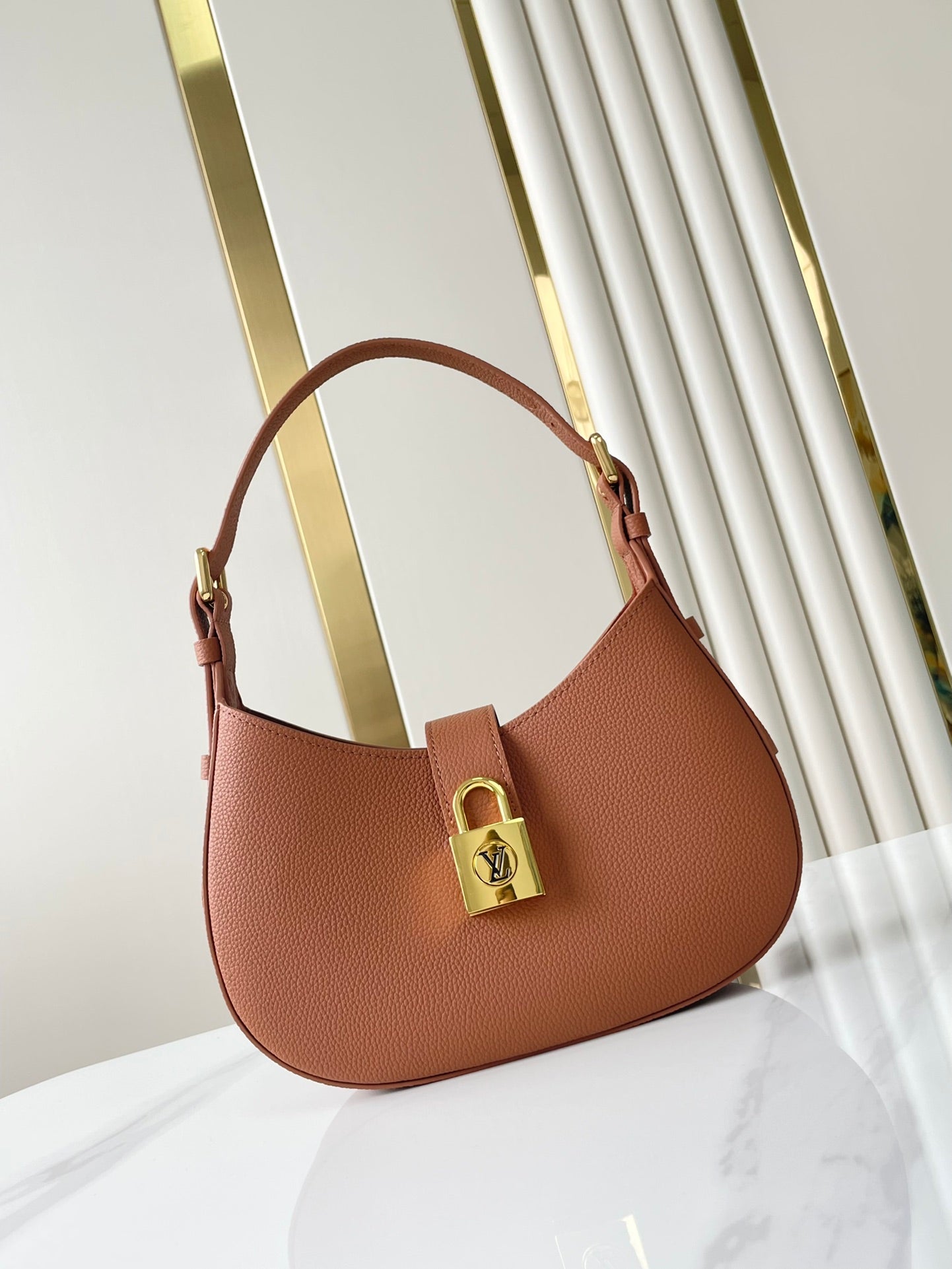 SAC À BANDOULIÈRE DISCRET 26 EN CUIR DE VEAU GRAINÉ COGNAC BOUCLE DORÉE