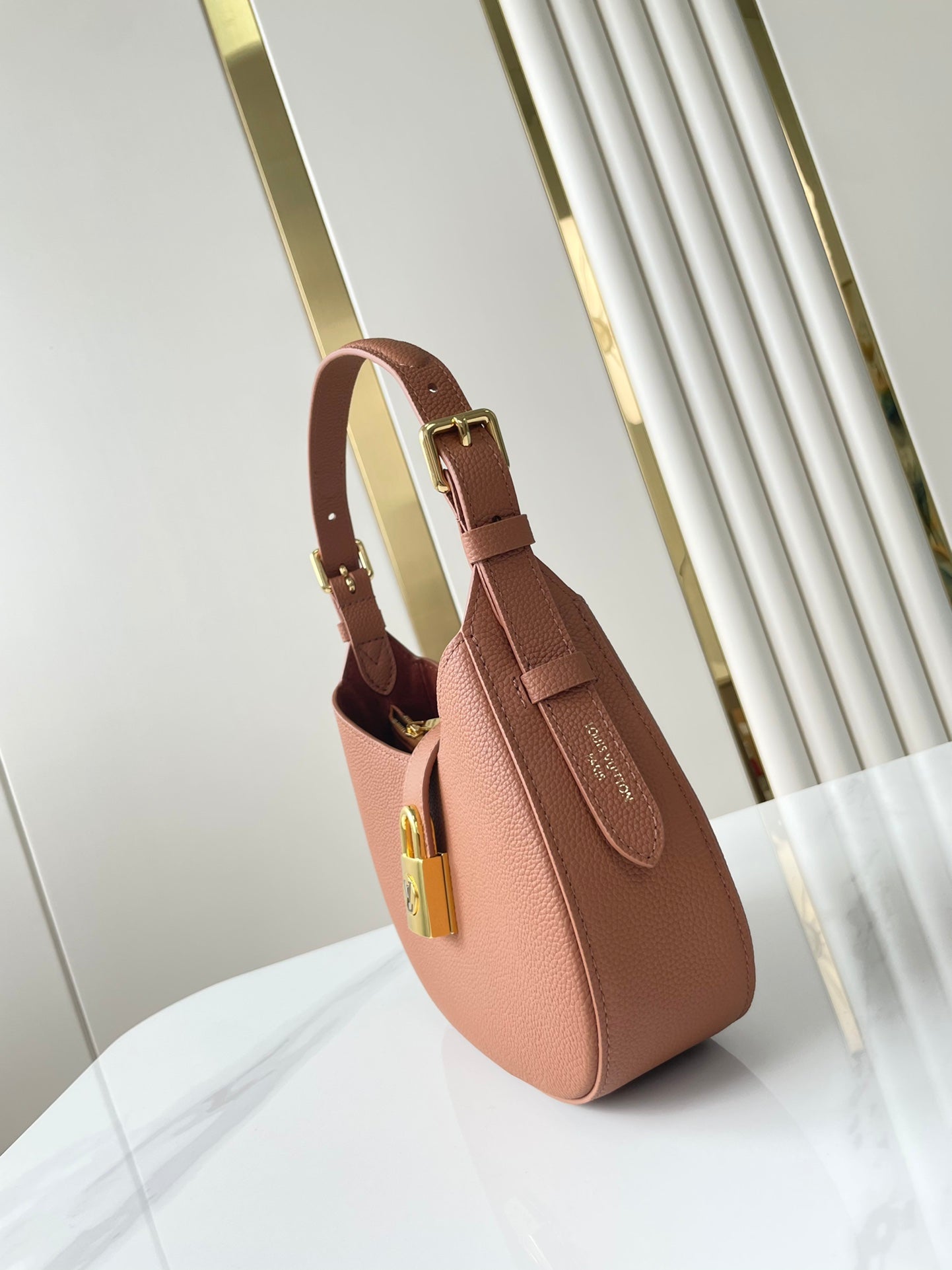 SAC À BANDOULIÈRE DISCRET 26 EN CUIR DE VEAU GRAINÉ COGNAC BOUCLE DORÉE