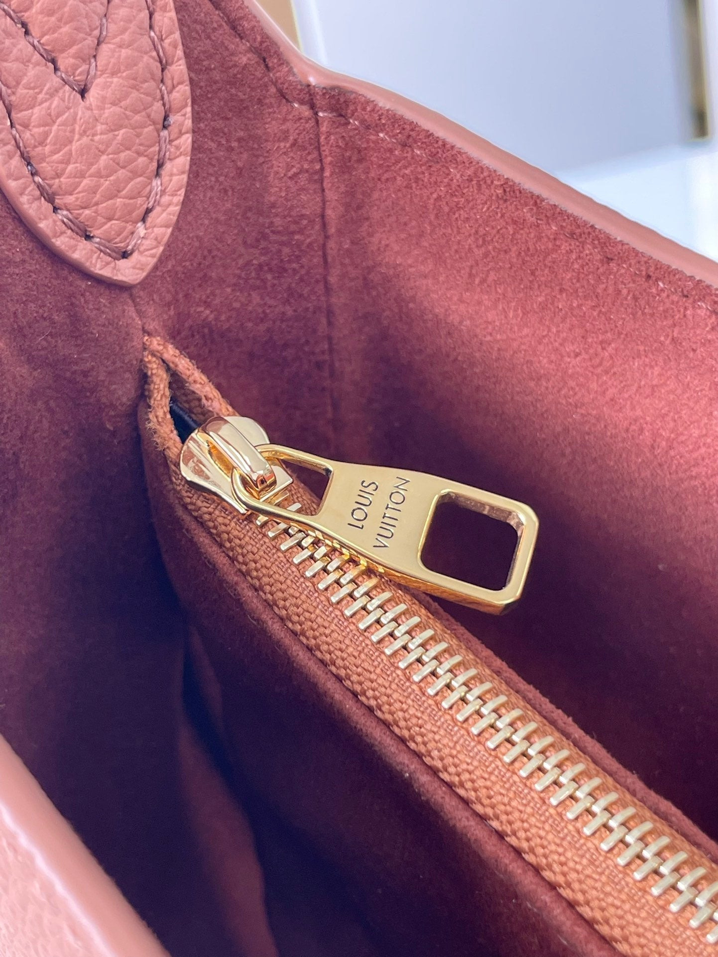 SAC À BANDOULIÈRE DISCRET 26 EN CUIR DE VEAU GRAINÉ COGNAC BOUCLE DORÉE