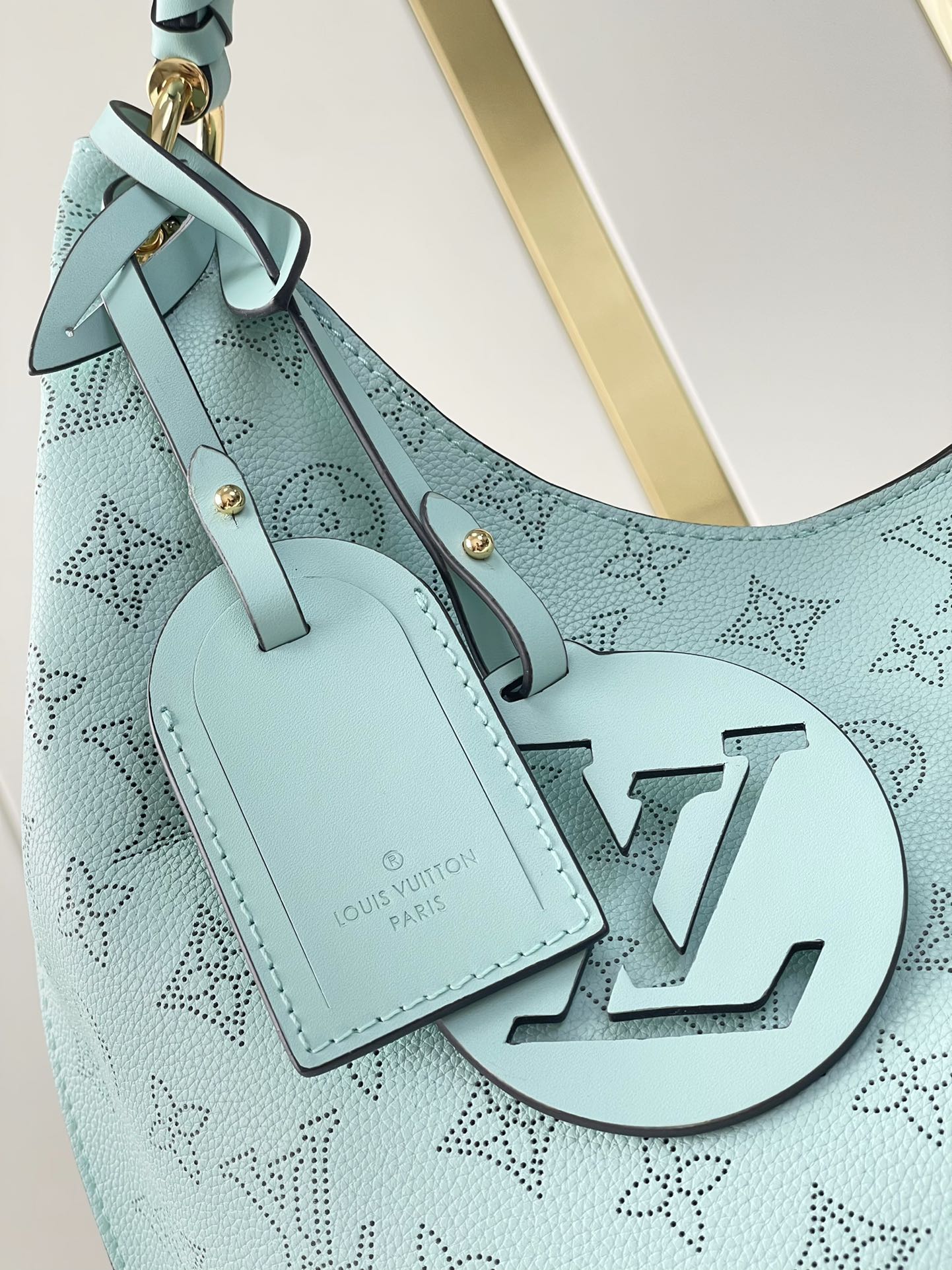 CARMEL 40 EN CUIR DE VEAU PERFORÉ MONOGRAMME BLEU CIEL