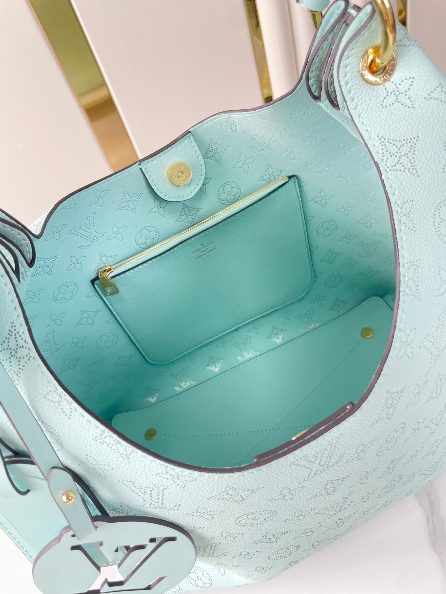 CARMEL 40 EN CUIR DE VEAU PERFORÉ MONOGRAMME BLEU CIEL