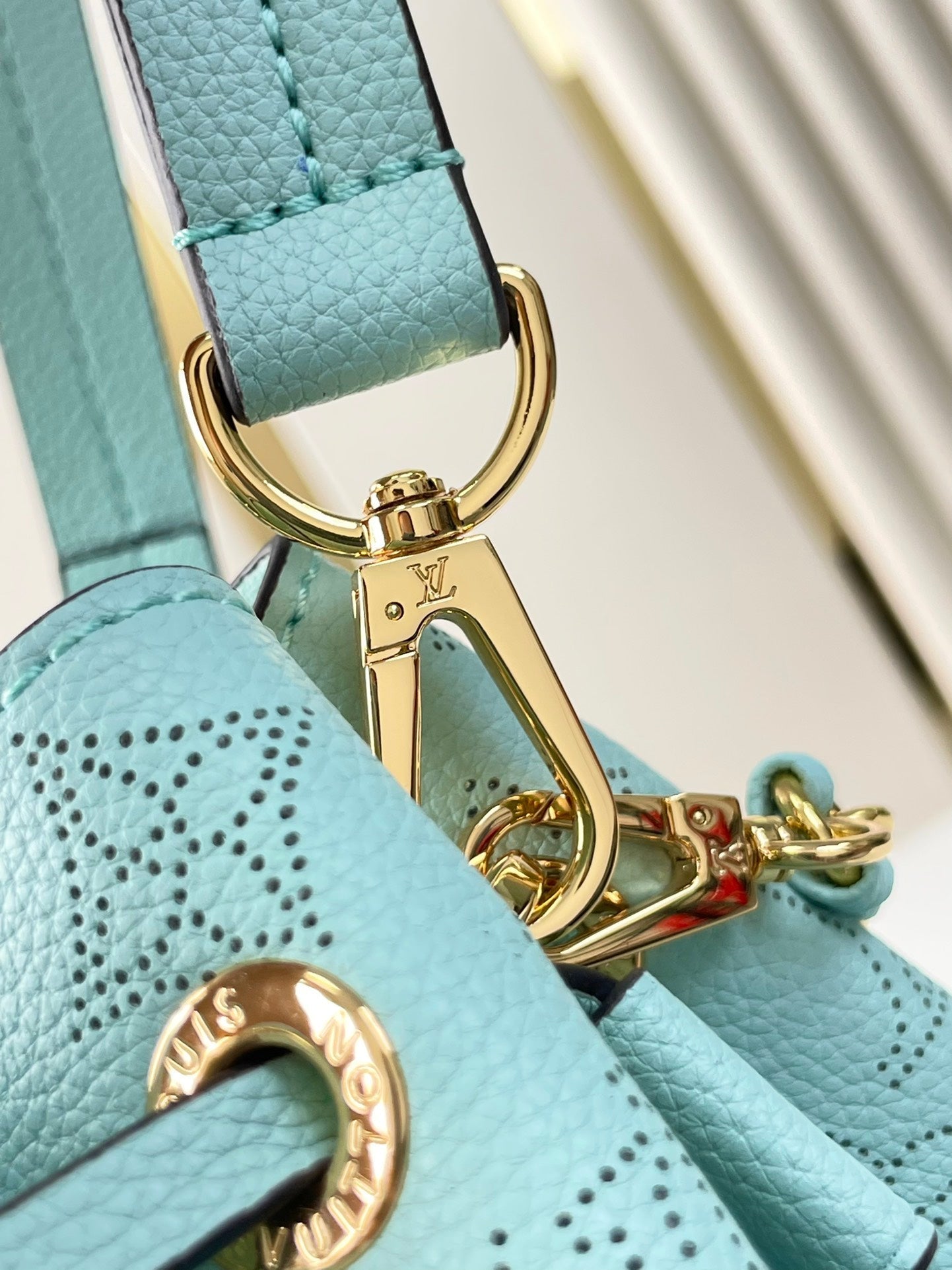 Sac cabas Bella 32 en cuir de veau perforé bleu ciel avec monogramme et accessoires dorés